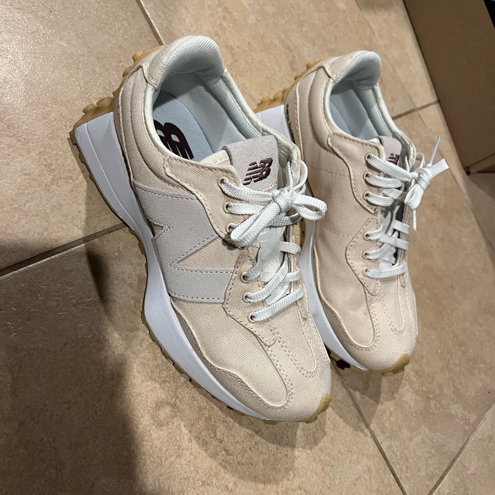 NEW BALANCE BEIGE SNEAKERS